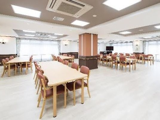 明るい食堂の広い空間  