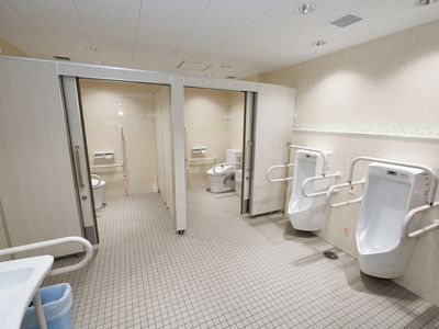 手すり付き清潔な浴室
