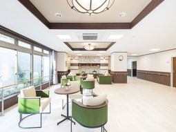 明るく広々としたロビー