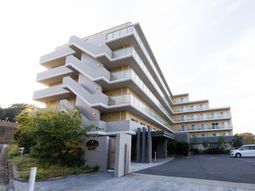 白い建物のエントランス