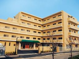 明るい施設の外観