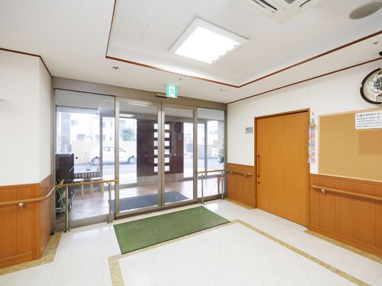 玄関ホールの明るい空間