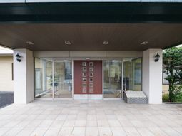 明るいエントランスの様子