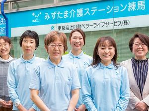 スタッフが並ぶ施設前  