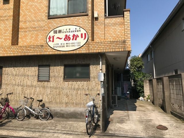 建物外観 外観   レンガ調の外壁が目を引く、落ち着いた雰囲気の建物です。通路側には自転車が並び、日差しがしっかり入っています。