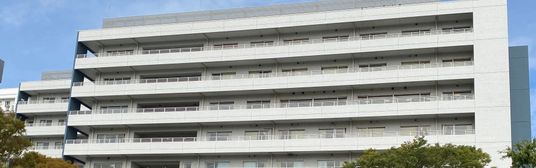 白い外観の建物