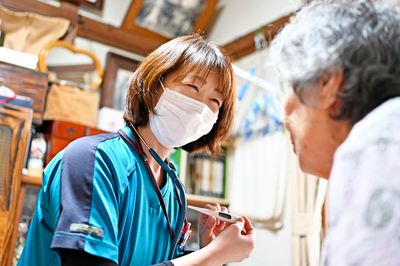 介護スタッフと利用者の会話