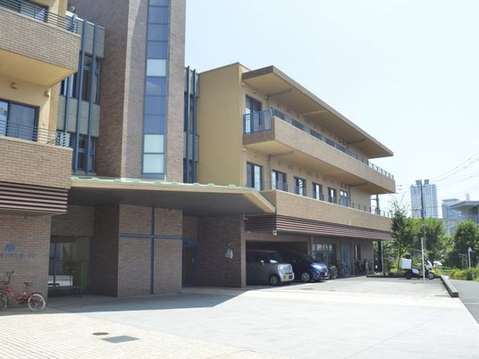 車も置ける建物の外観