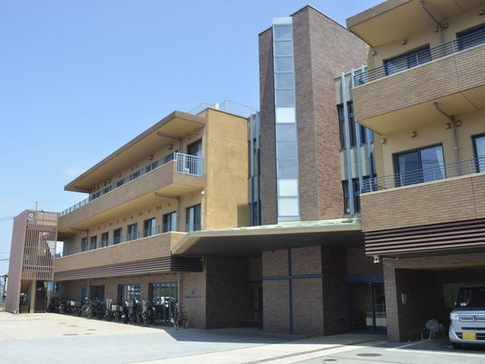 モダンな建物とエントランス