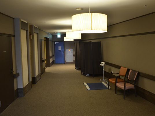 椅子がある廊下