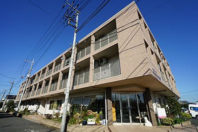 三階建ての建物外観