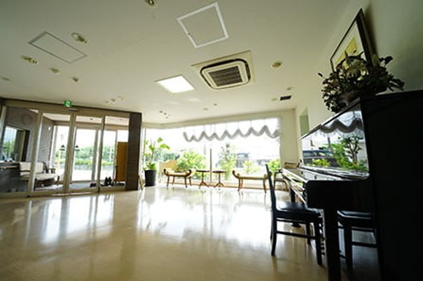 ピアノがある広々とした部屋
