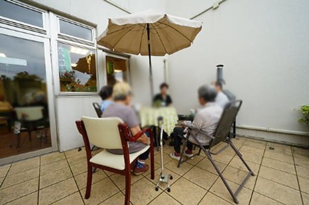 明るい屋外のテラス