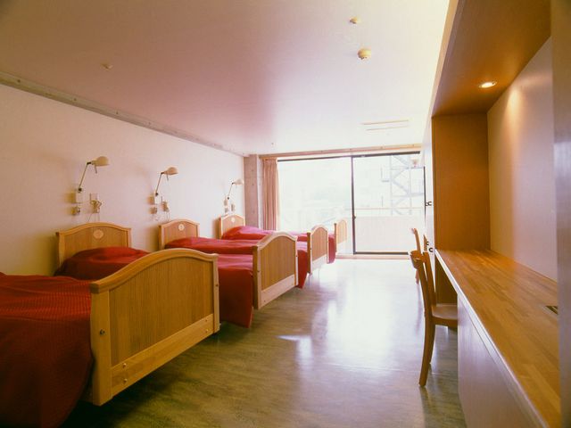 自然光の入る居室 居室 ベッドが並び、自然光が差し込む居室です。居心地の良い空間で、リラックスした生活が送れます。