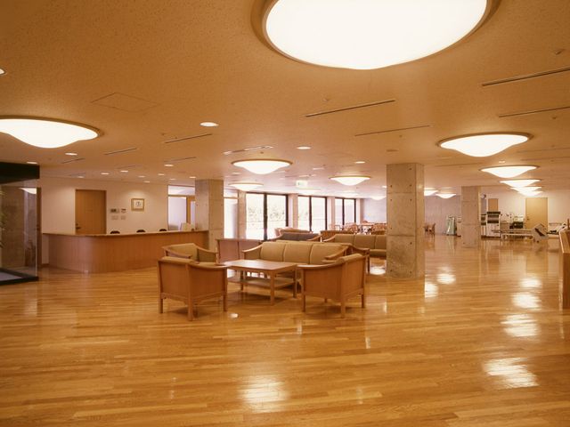 広々とした共用スペース ラウンジ 広々とした明るい空間で、ゆったりとした時間を過ごせる共有スペースです。リラックスに最適です。