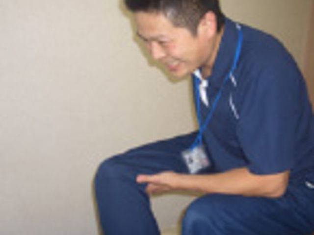 笑顔で接するスタッフ スタッフイメージ 笑顔で語りかける職員の姿があり、心地よい対応をお約束します。安心の空間づくりに努めております。