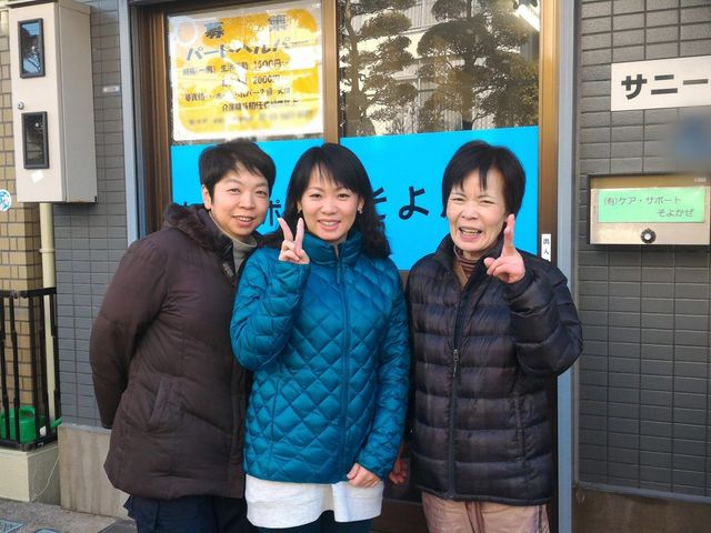 エントランス前の様子 エントランス 暖かい笑顔のスタッフたちが出迎えるエントランス前の様子。和やかな雰囲気が魅力です。