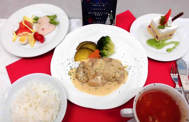 盛り付けられた食事のプレート