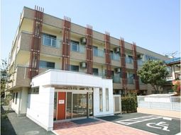 明るい日差しのエントランス