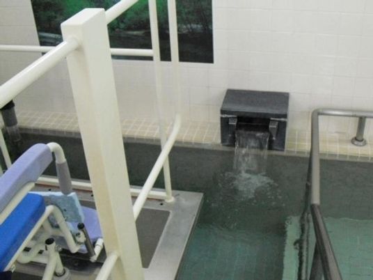 手すり付き浴槽の施設