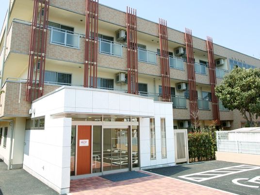 清潔感ある施設エントランス