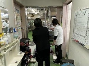 調理場を確認する職員  