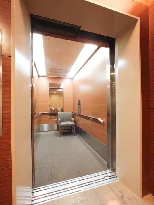 温もりあるエレベーター内観