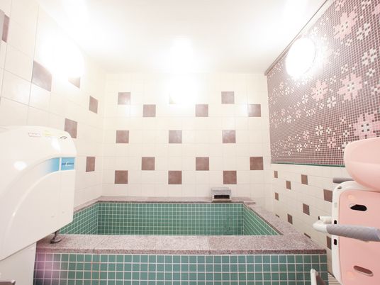 タイル仕様の清潔な浴室