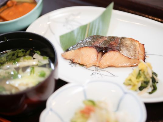 和食が盛られた食卓