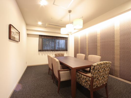 落ち着いた色合いの応接室