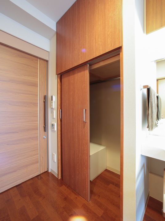 木目調の居室の扉