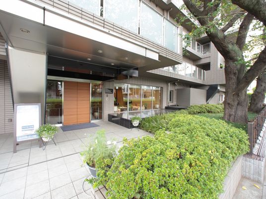 モダンな建物のエントランス