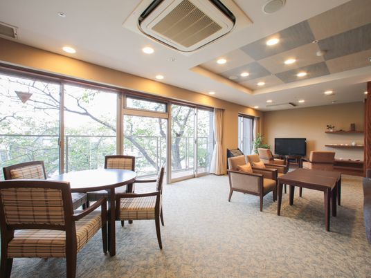 明るく開放的なラウンジ