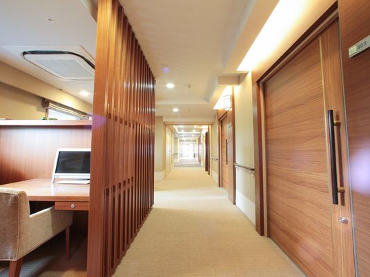 暖かみのある廊下の一角