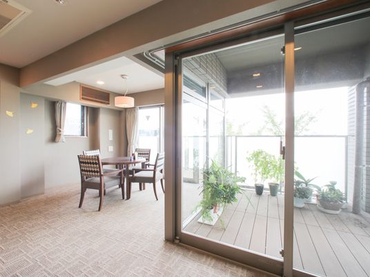 明るい居室とテラス