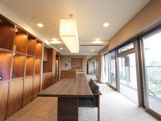 共用スペースの明るい内観