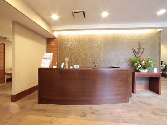 暖かみのある受付カウンター