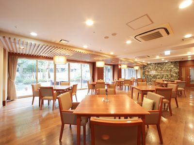 広々とした明るい食堂