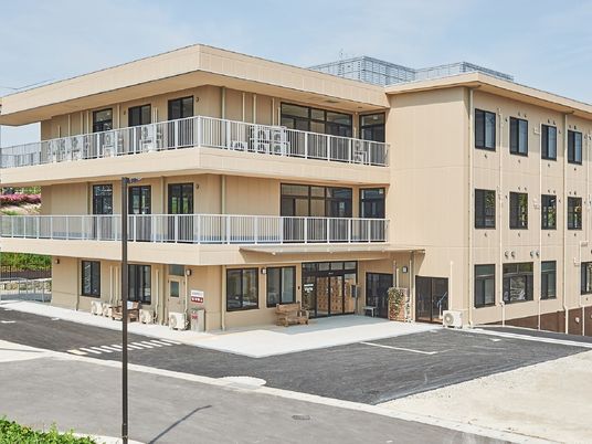 外観の三階建て建物  