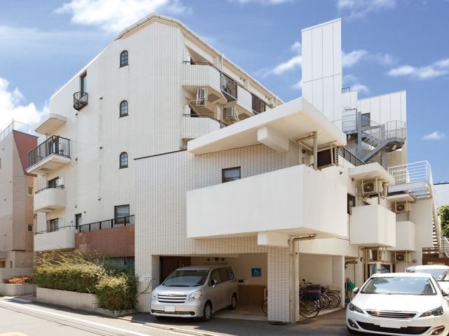 清潔感ある建物外観 外観 通り沿いに立地し駐車スペースもある、バリアフリーの思慮深い設計です。