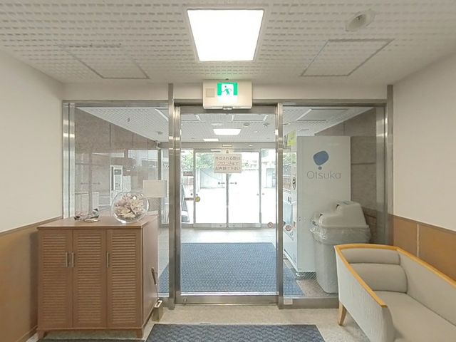 明るく開放感のあるエントランス エントランス 来訪者を暖かく迎える、家庭的な雰囲気のエントランスで働きませんか。お出迎えの場として最適です。
