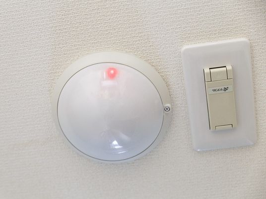 壁に設置のセキュリティ機器