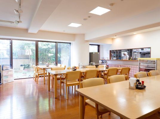 明るい食堂の風景