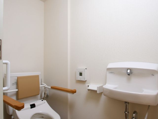 バリアフリートイレの内観 トイレ 手すりが付いた安全設計のトイレです。使いやすさを重視し、快適な空間を提供します。