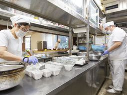 調理室で働く職員たち