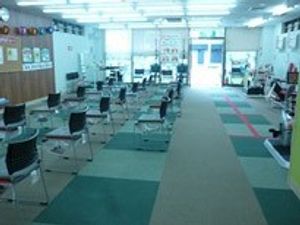 ゆったり配置された椅子の部屋