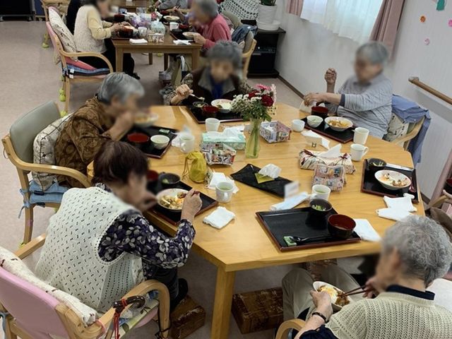 くつろげるダイニング ダイニングルーム 明るくて広々とした空間で、利用者の方々が団らんしながら食事を楽しめます。