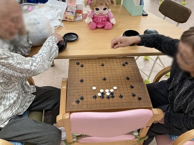 くつろぎの共有スペース ラウンジ 囲碁を楽しむ共有スペースでは、リラックスしながら交流ができる環境が整っています。