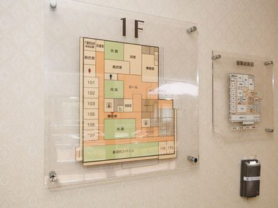 案内図掲示の壁面