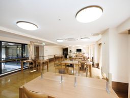 明るい食堂の空間